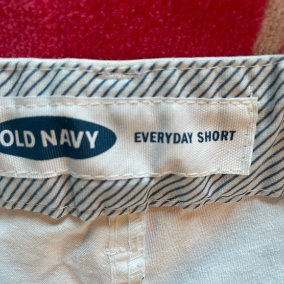 White shorts - Picture 2 of 4